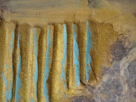 Man sieht den Ausschnitt eines GemÃ¤ldes von Dodo Kresse, im Stil Mixed-Media, Pappe geriffelt mit Goldglitter, Acryl auf Leinwand. gold und tÃ¼rkisfarben.