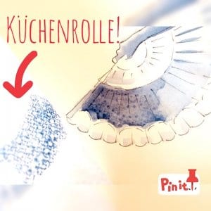 Du siehst eine Nahaufnahme von der KÃ¼chenrolle, mit der Dodo ein Muster in das noch feuchte Aquarell tupft